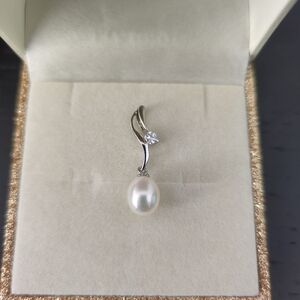Oval Shaped Freshwater Pearl Pendant With Gift Box No Necklace Included